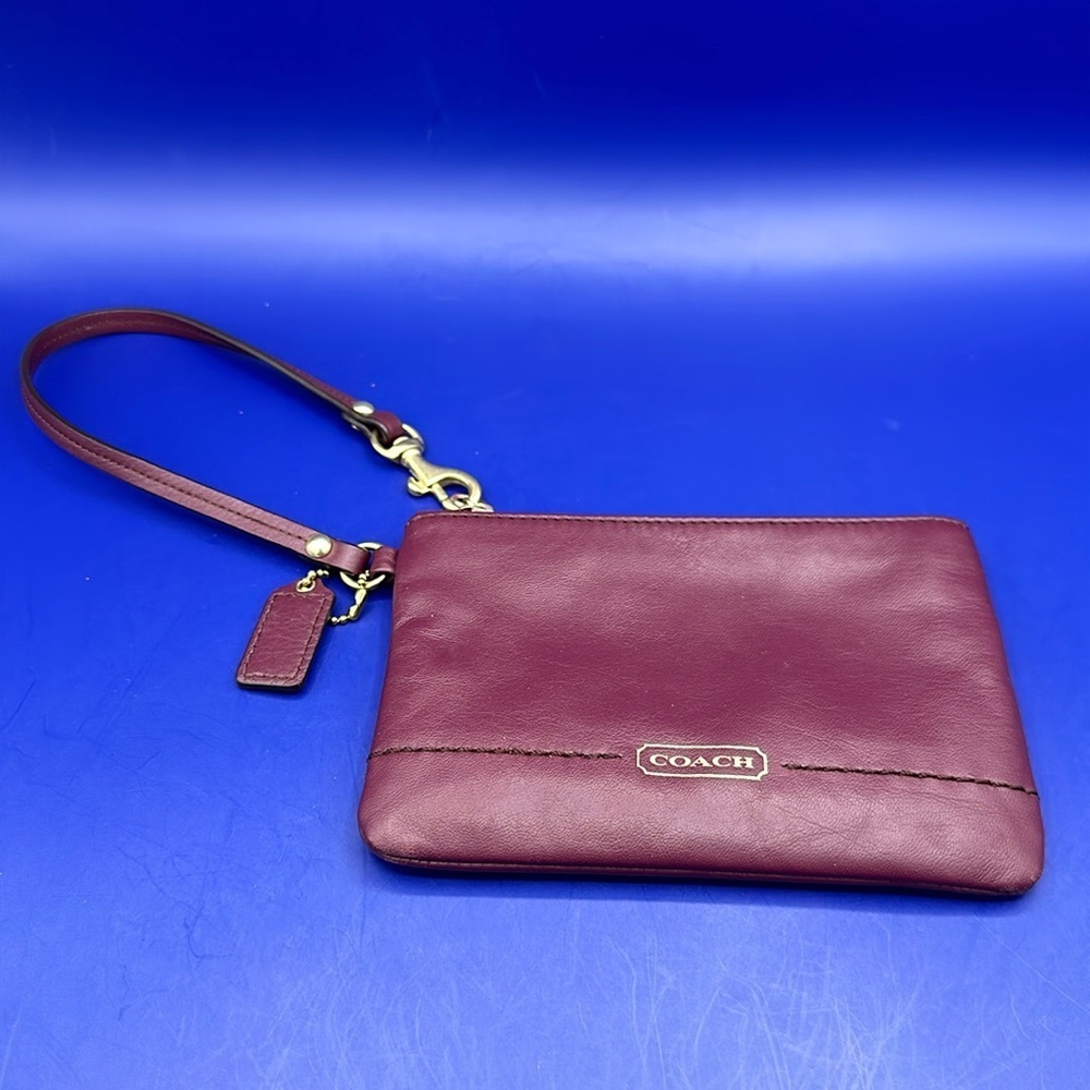 COACH Women's Burgundy Removable Strap Wristlet Inner Pocket Coach Tag EUC